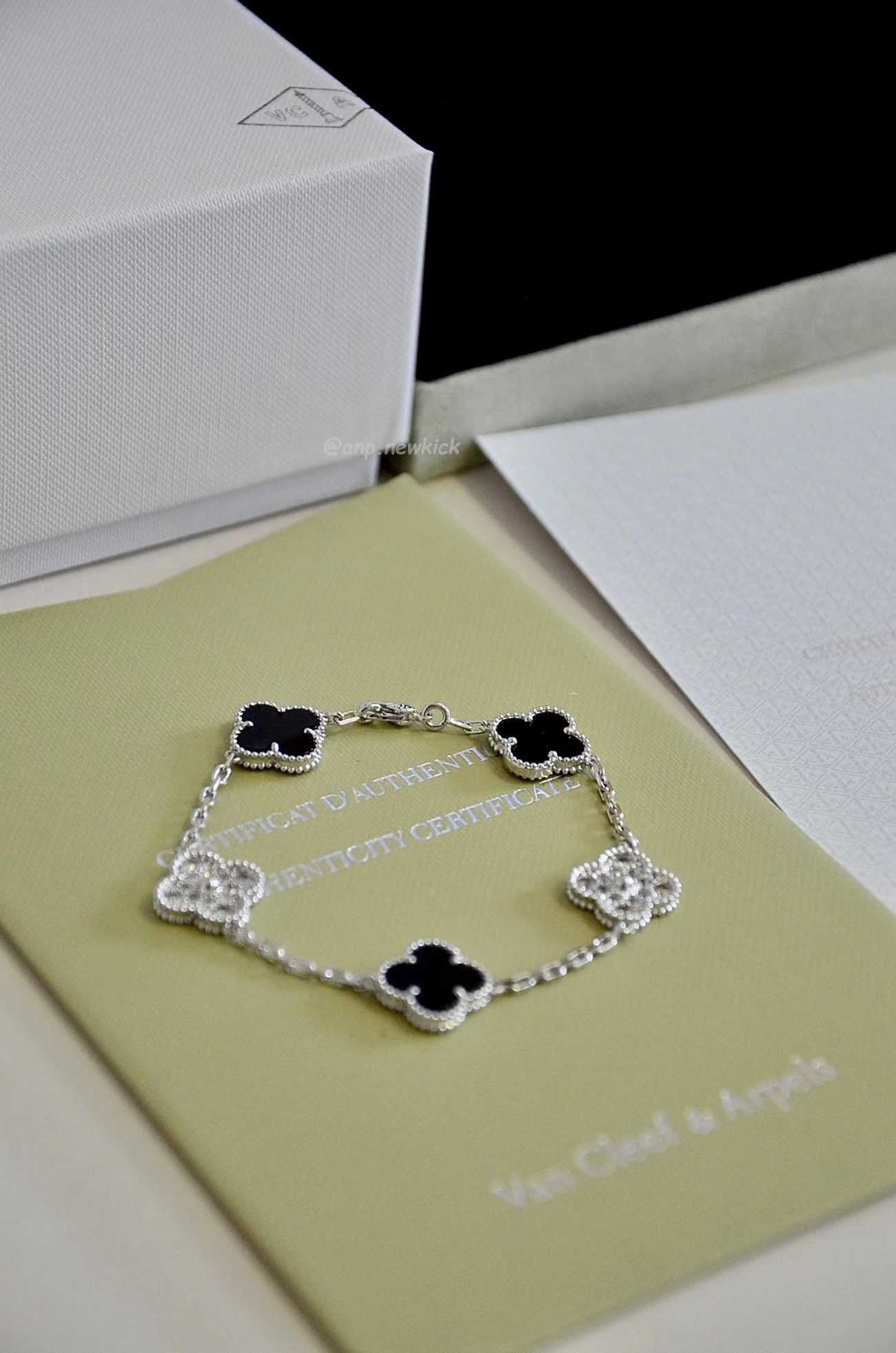 Van Cleef Arpels Vintage Alhambra Four Leaf Clover Gold Bracelet (12) - www.kitistry.com Van Cleef Arpels Vintage Alhambra Four Leaf Clover Gold Bracelet (12) - www.kitistry.com