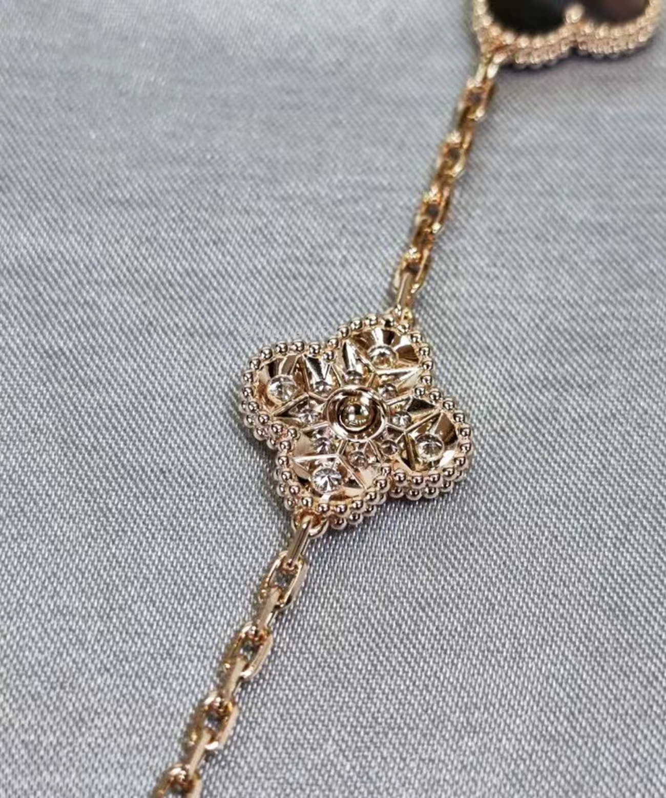 Van Cleef Arpels Vintage Alhambra Four Leaf Clover Gold Bracelet (4) - www.kitistry.com Van Cleef Arpels Vintage Alhambra Four Leaf Clover Gold Bracelet (4) - www.kitistry.com