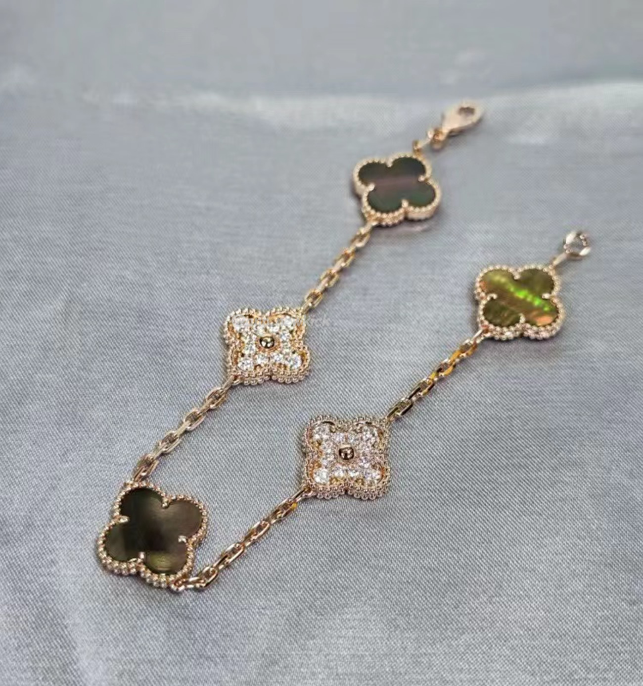 Van Cleef Arpels Vintage Alhambra Four Leaf Clover Gold Bracelet (7) - www.kitistry.com Van Cleef Arpels Vintage Alhambra Four Leaf Clover Gold Bracelet (7) - www.kitistry.com