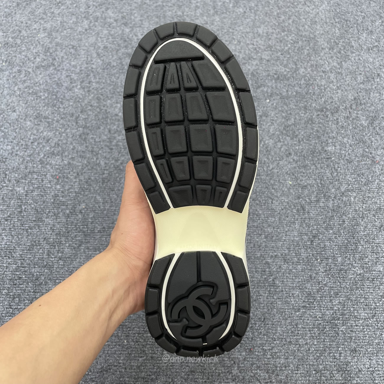 Chanel Cc Runner Silver Laminate G39792 Y56368 K5451 (2) - www.kitistry.com Chanel Cc Runner Silver Laminate G39792 Y56368 K5451 (2) - www.kitistry.com