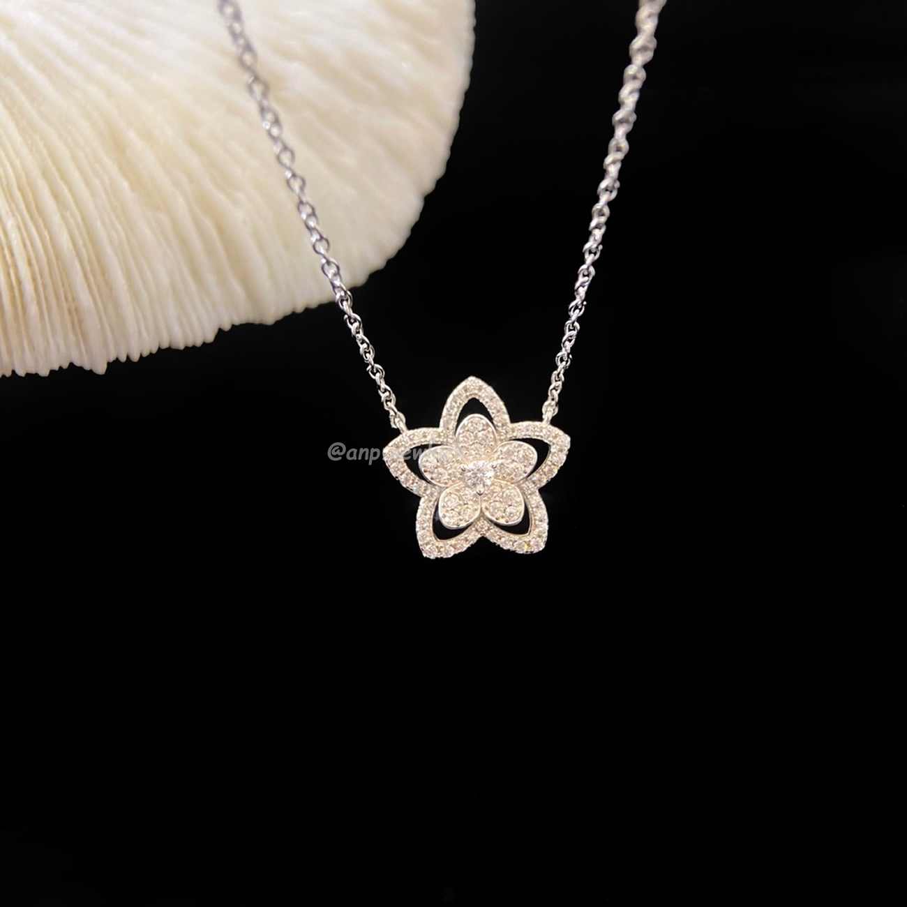 Graff Wild Flower Diamond Pendant (2) - www.kitistry.com Graff Wild Flower Diamond Pendant (2) - www.kitistry.com