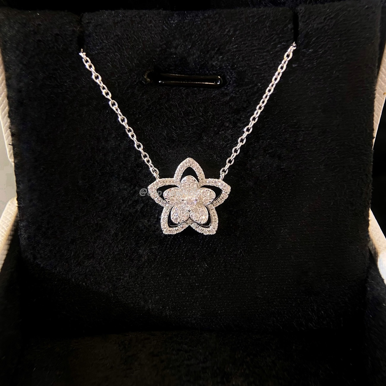 Graff Wild Flower Diamond Pendant (3) - www.kitistry.com Graff Wild Flower Diamond Pendant (3) - www.kitistry.com