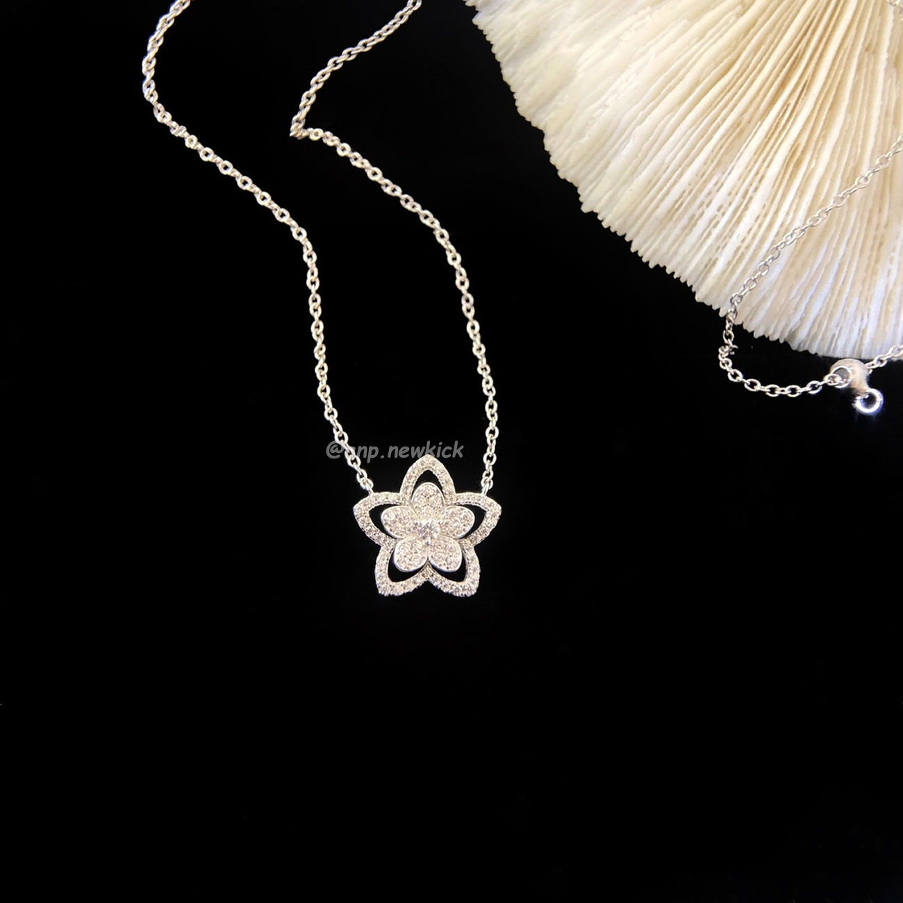 Graff Wild Flower Diamond Pendant (5) - www.kitistry.com Graff Wild Flower Diamond Pendant (5) - www.kitistry.com