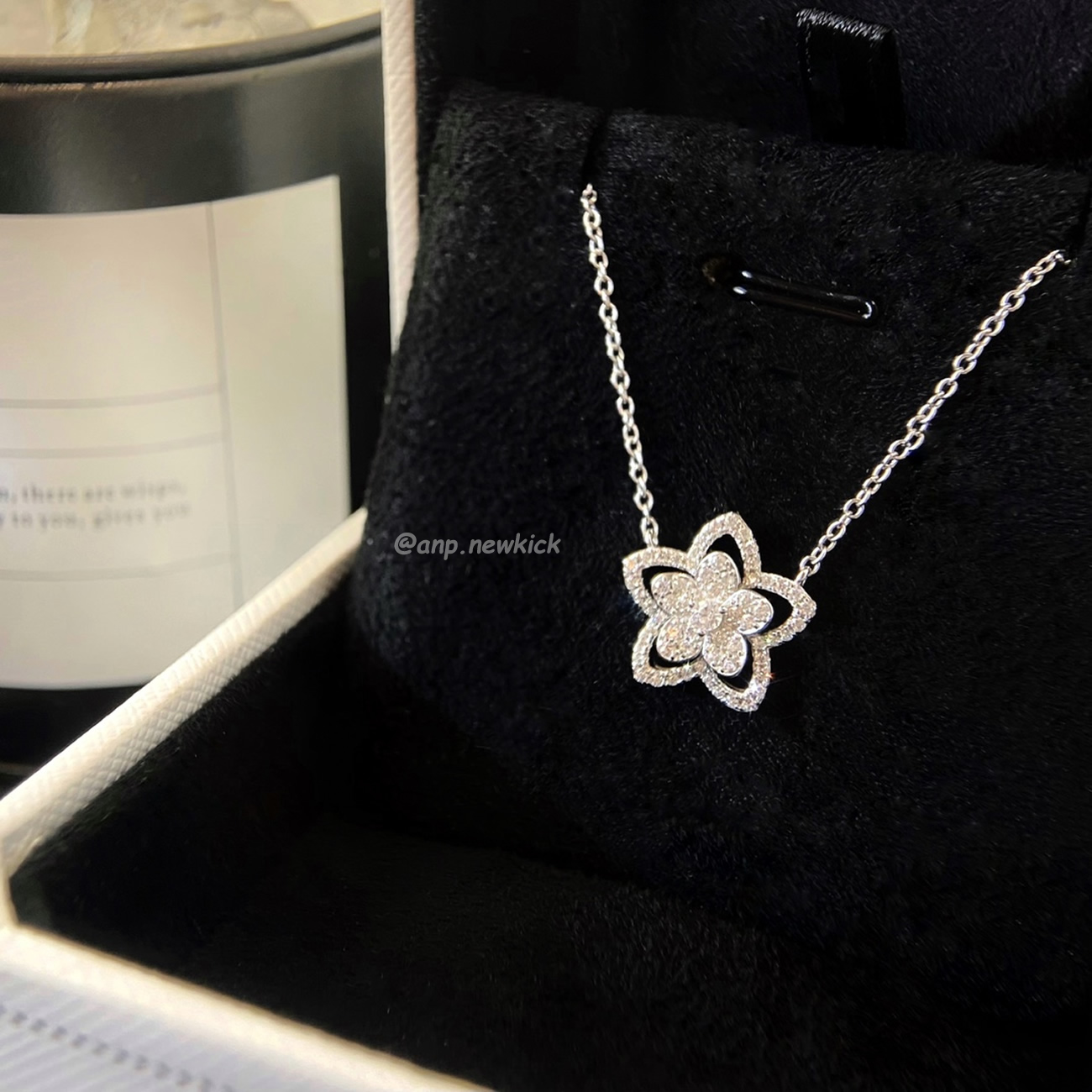 Graff Wild Flower Diamond Pendant (7) - www.kitistry.com Graff Wild Flower Diamond Pendant (7) - www.kitistry.com