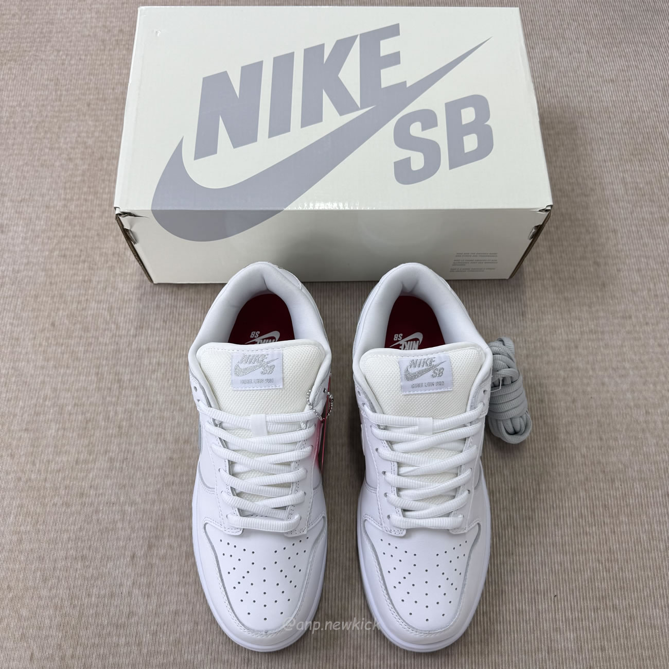 Nike Sb Dunk Low Supreme 94 White Metallic Silver Hq8487 100 (2) - www.kitistry.com Nike Sb Dunk Low Supreme 94 White Metallic Silver Hq8487 100 (2) - www.kitistry.com