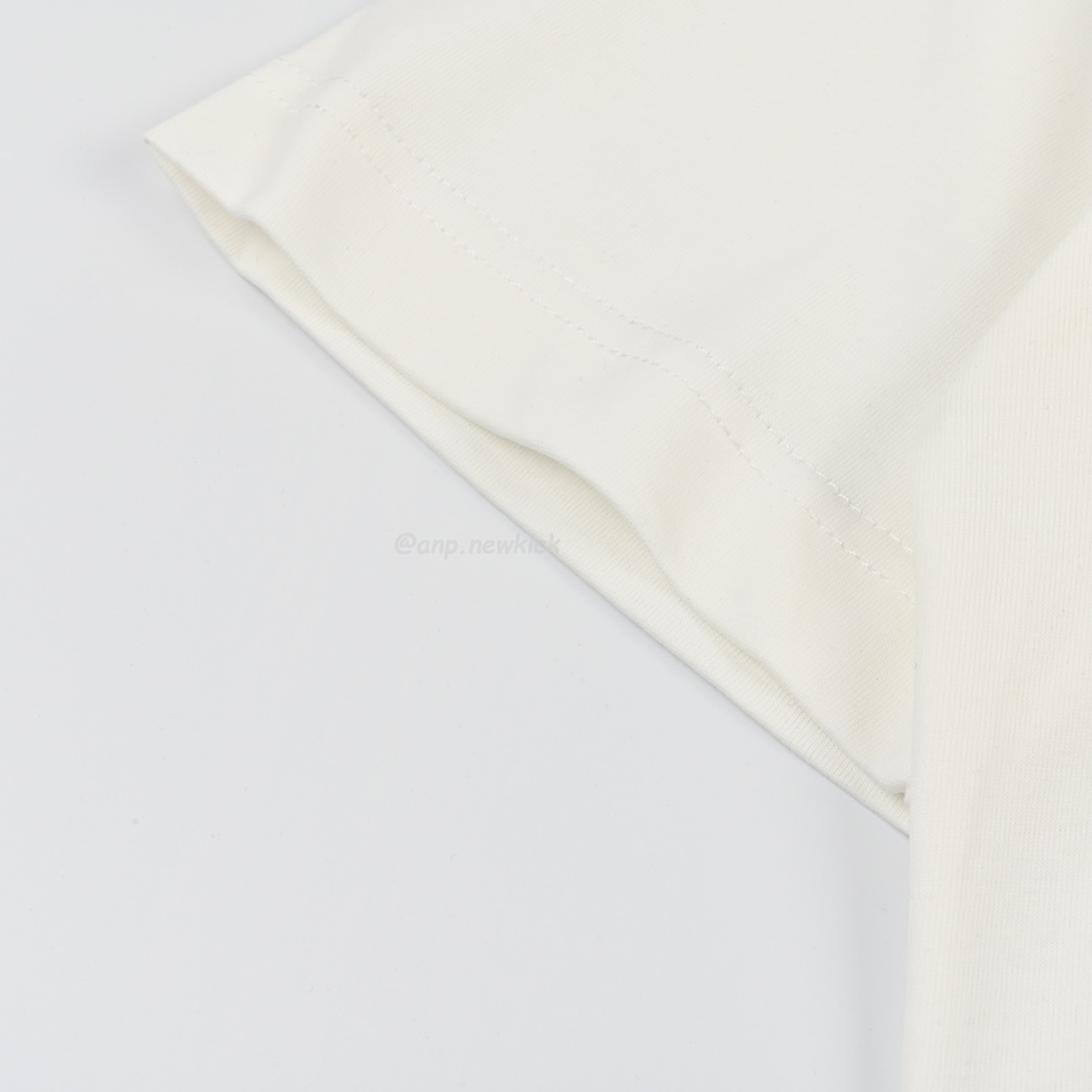 Loewe 24ss Neon Logo Short Sleeved (5) - www.kitistry.com Loewe 24ss Neon Logo Short Sleeved (5) - www.kitistry.com