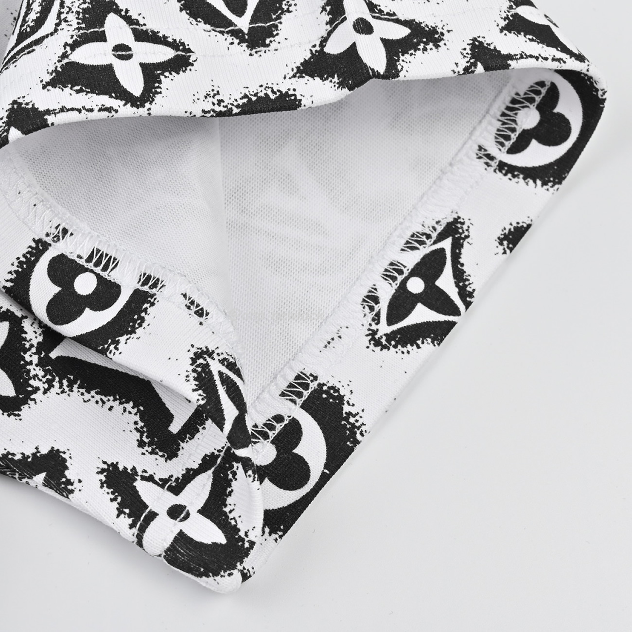 Louis Vuitton Full Print Presbyopia Logo Round Neck Short Sleeved T Shirt (7) - www.kitistry.com Louis Vuitton Full Print Presbyopia Logo Round Neck Short Sleeved T Shirt (7) - www.kitistry.com