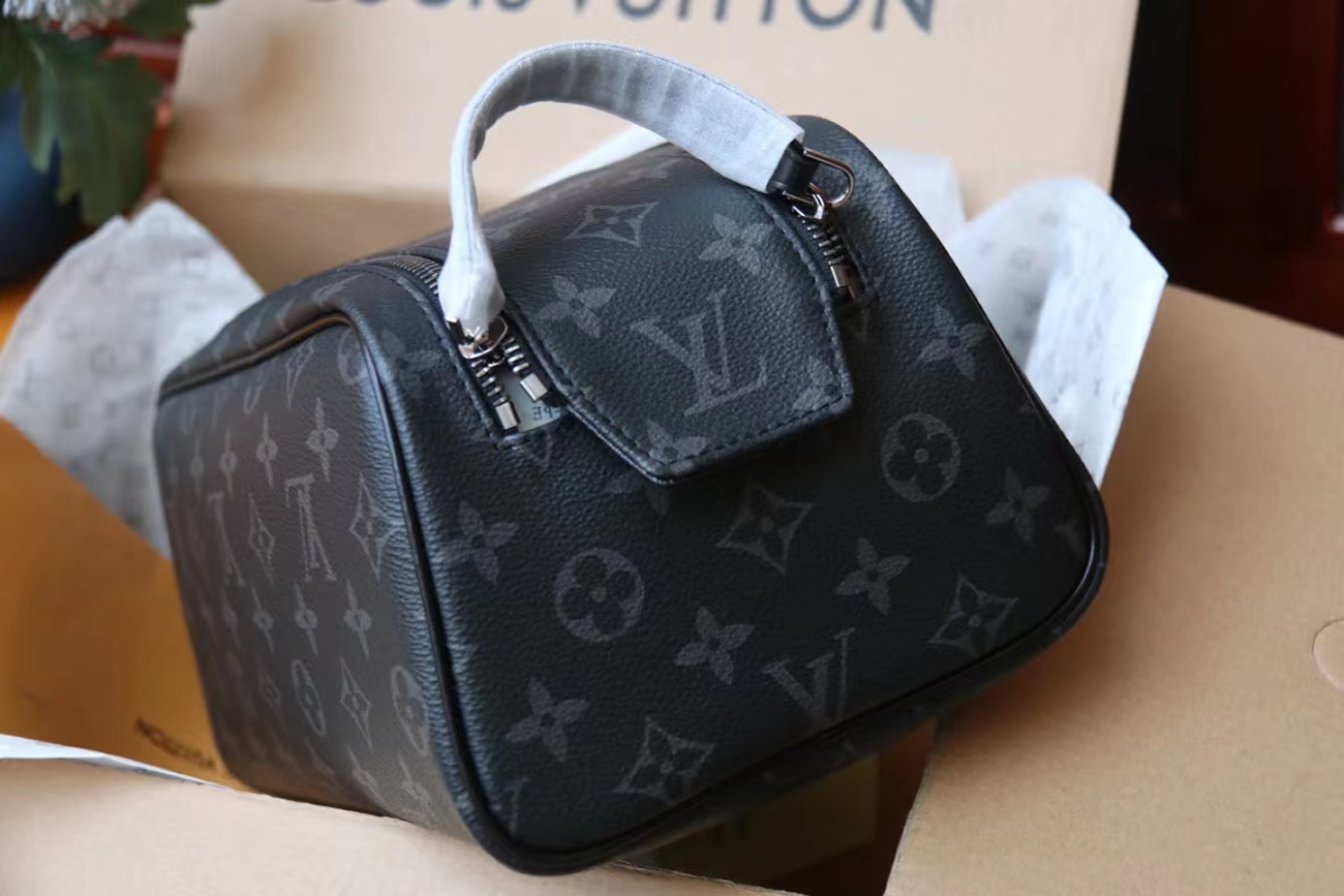 Louis Vuitton Dopp Kit M46354 (7) - www.kitistry.com Louis Vuitton Dopp Kit M46354 (7) - www.kitistry.com