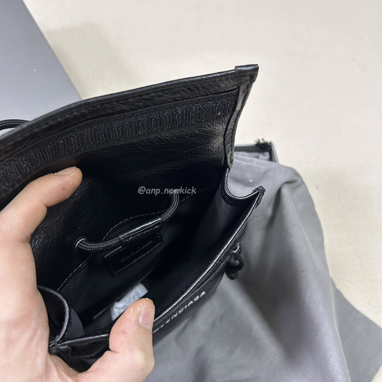 Balenciaga Explorer Arena Cracked Leather Messenger Bag Black (11) - www.kitistry.com Balenciaga Explorer Arena Cracked Leather Messenger Bag Black (11) - www.kitistry.com