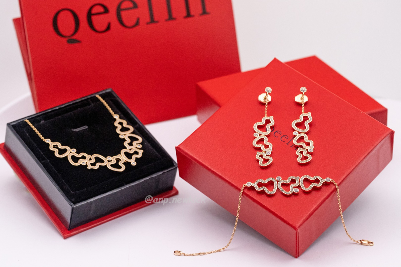 Qeelin V Gourd Necklace (4) - www.kitistry.com Qeelin V Gourd Necklace (4) - www.kitistry.com