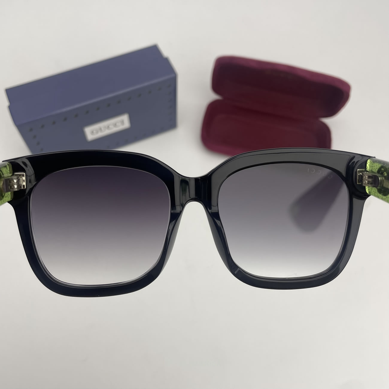 Gucci Glittered Oversized Rectangular Universal Fit Sunglasses Black Green Red (4) - www.kitistry.com Gucci Glittered Oversized Rectangular Universal Fit Sunglasses Black Green Red (4) - www.kitistry.com