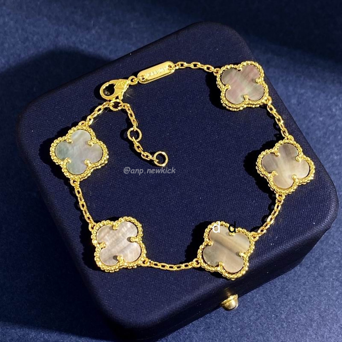 Van Cleef 18k Golden Bracelet (4) - www.kitistry.com Van Cleef 18k Golden Bracelet (4) - www.kitistry.com