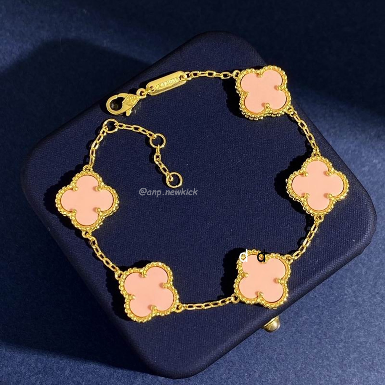 Van Cleef 18k Golden Bracelet (7) - www.kitistry.com Van Cleef 18k Golden Bracelet (7) - www.kitistry.com