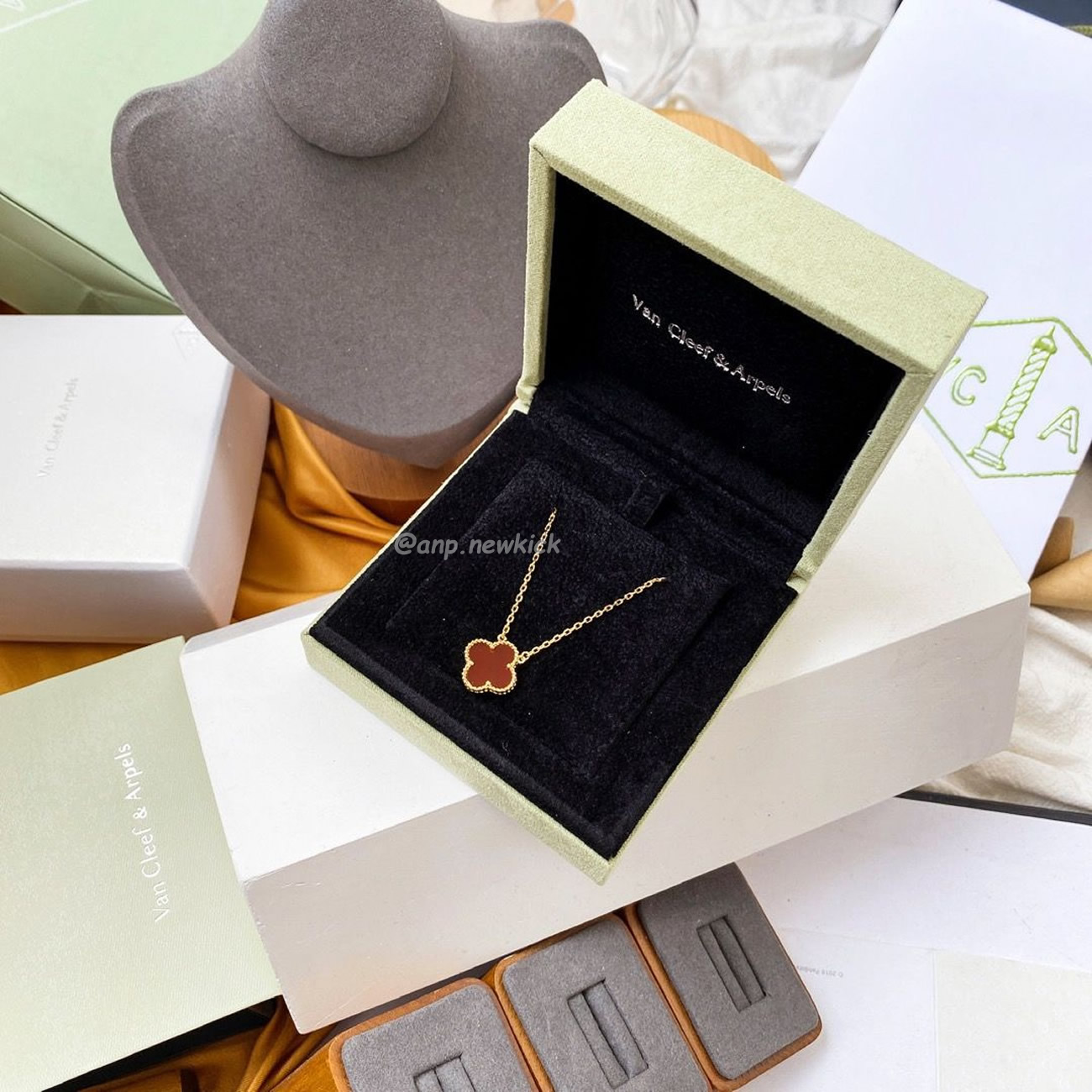 Van Cleef Arpels Vintage Alhambra Pendant (5) - www.kitistry.com Van Cleef Arpels Vintage Alhambra Pendant (5) - www.kitistry.com