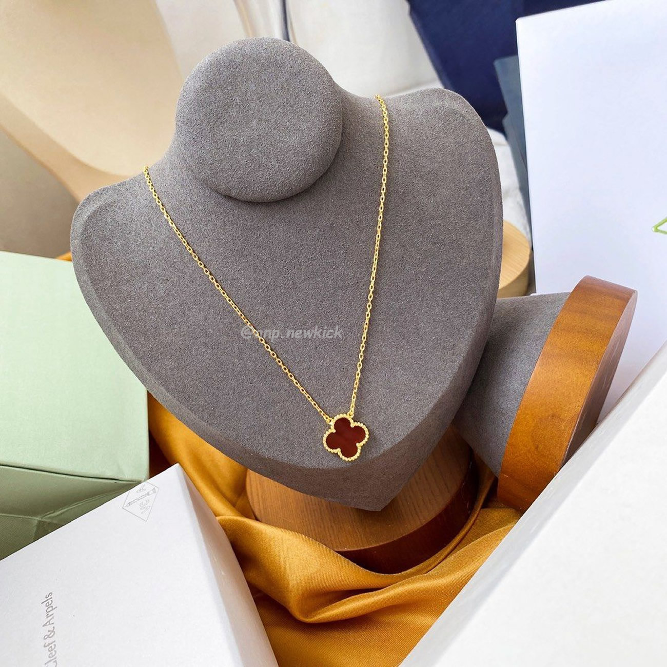 Van Cleef Arpels Vintage Alhambra Pendant (7) - www.kitistry.com Van Cleef Arpels Vintage Alhambra Pendant (7) - www.kitistry.com