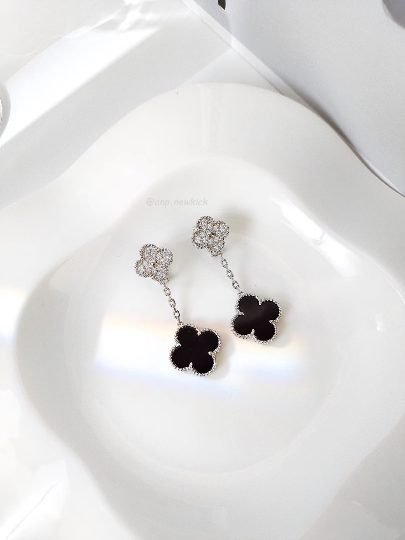Van Cleef Arpels Magic Alhambra Earrings 2 Motifs 18k White Gold (5) - www.kitistry.com Van Cleef Arpels Magic Alhambra Earrings 2 Motifs 18k White Gold (5) - www.kitistry.com