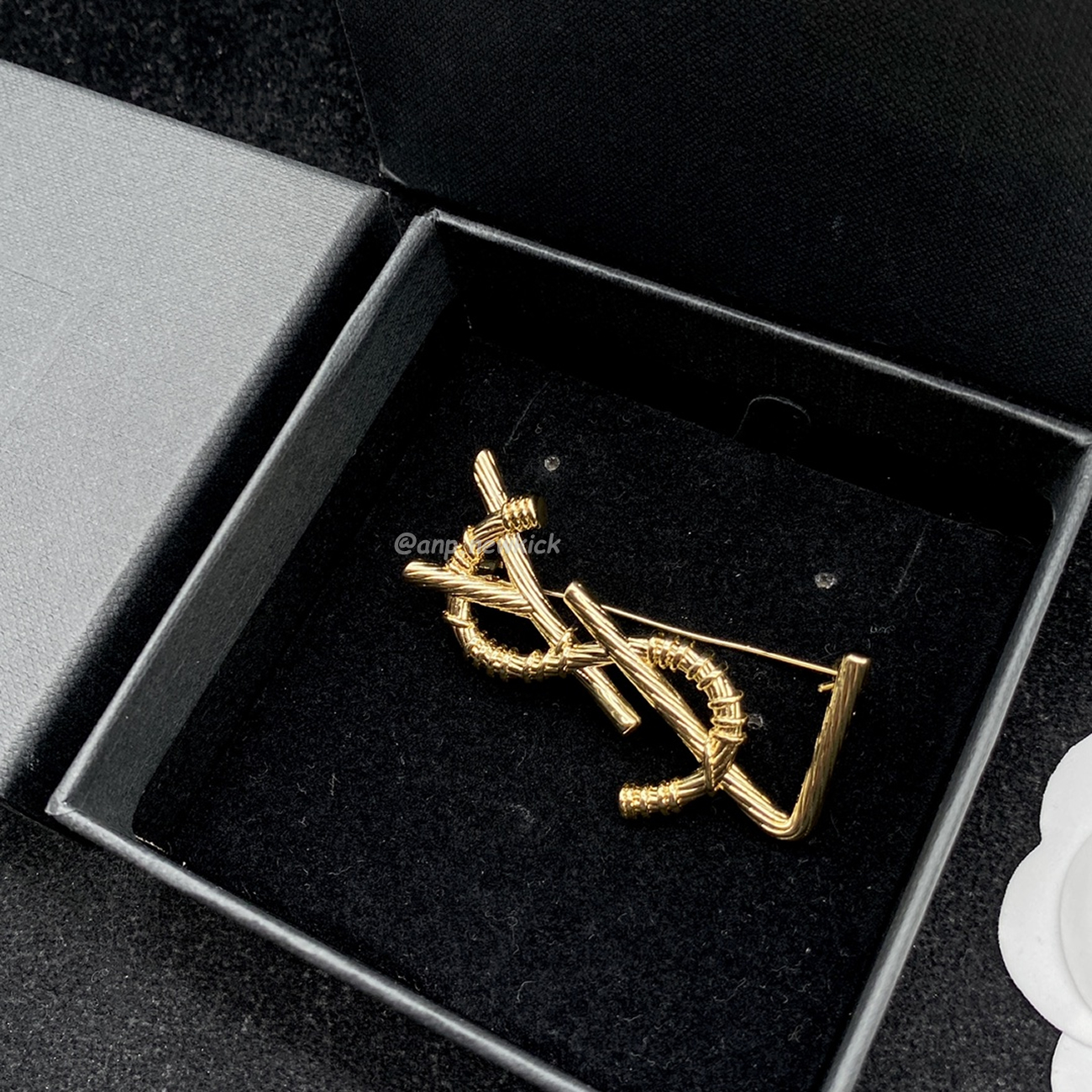 Saint Laurent Ysl Brooch (10) - www.kitistry.com Saint Laurent Ysl Brooch (10) - www.kitistry.com